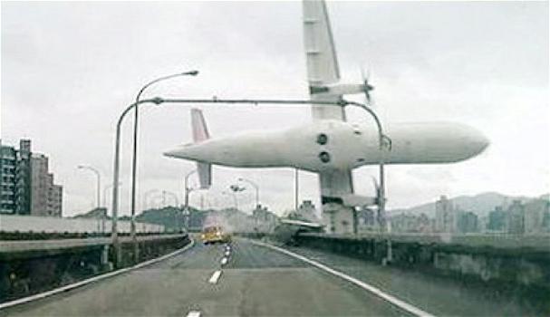 Taiwan: aereo finisce in un fiume, già 15 i morti. Un video documenta il terribile impatto