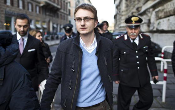 Alberto Stasi va spesso a trovare Chiara al cimitero