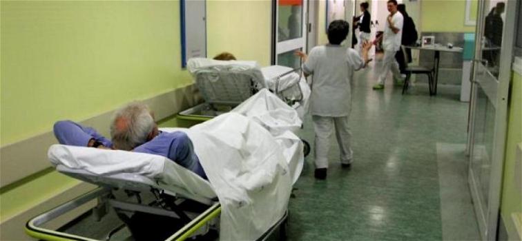 Napoli, 68enne dopo intervento muore su una barella in corridoio