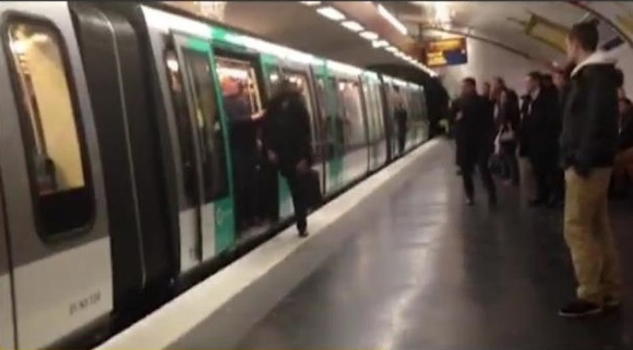 Razzismo: tifosi spingono passeggero nero fuori dal treno