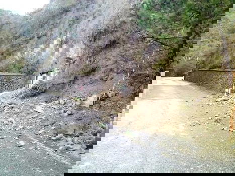 Ischia: 50enne investito in pieno da una frana. Morto