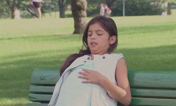 Bambina di 10 anni incinta al parco, ma quando arriva il “marito” rimangono tutti a bocca aperta…
