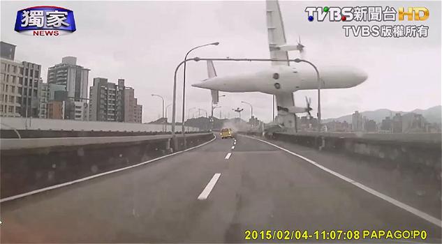 Ecco le immagini dell’incidente aereo avvenuto a Taipei