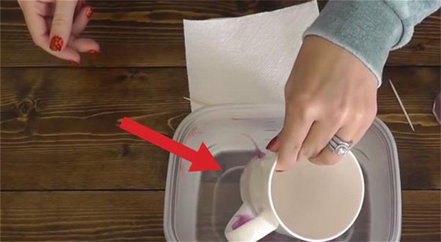 Come decorare una tazza con lo smalto da unghie