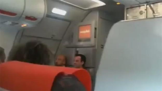 Atterraggio da ridere: ecco lo steward più divertente del mondo!