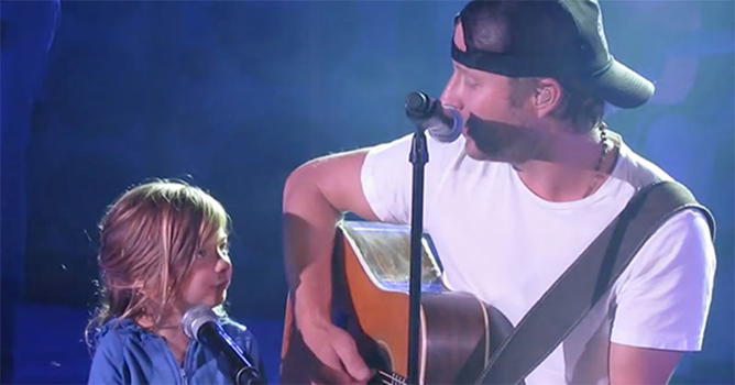 Ecco l’insolito duetto tra un cantante country e sua figlia di 5 anni