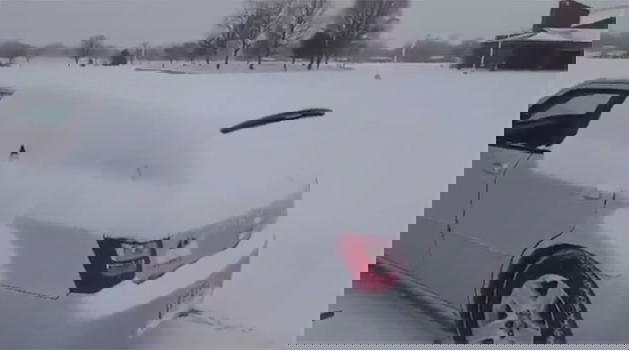Ecco un metodo davvero originale per togliere la neve dall’auto