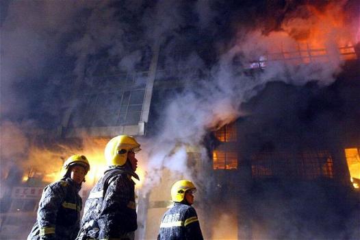 Cina: incendio in un centro commerciale causa 17 morti