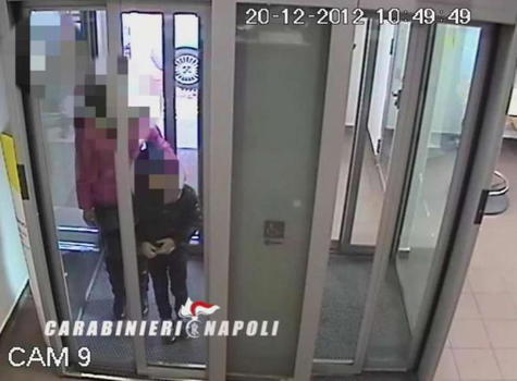 Napoli: mamma utilizza il figlio di 10 anni come complice in una rapina alle Poste. Ai domiciliari