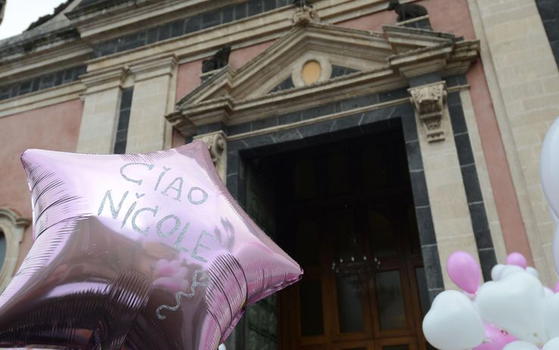 Commozione ai funerali di Nicole, la famiglia stretta nel dolore
