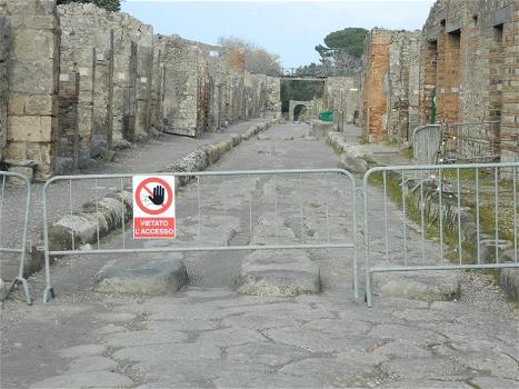 Nuovi crolli tra gli scavi di Pompei. A rischio pure il Tempio di Apollo