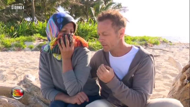 Isola dei Famosi: Rachida dice a Cristina di essere viziata e rifatta