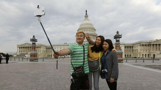 Vietato l’uso dei “selfie stick” in diversi musei del mondo