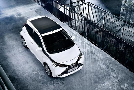 Toyota Aygo X-Wave: la city car giapponese con il tetto apribile