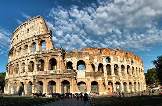 Denunciate due turiste californiane per aver inciso i loro nomi sul Colosseo