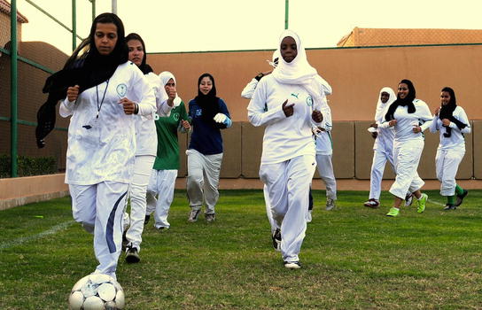 Arabia Saudita: il ministro dell’Istruzione vieta lo sport negli istituti femminili