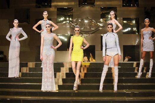 La grinta e la sartorialità del brand Versace in passerella
