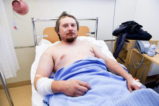 Norvegia: guarda l’eclissi, viene attaccato da un orso polare