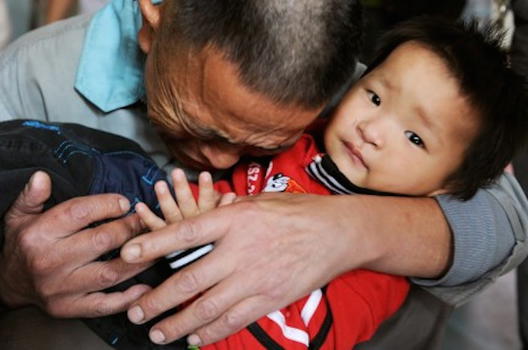 Cina: da 8 anni in giro per lo Stato alla ricerca del figlio scomparso