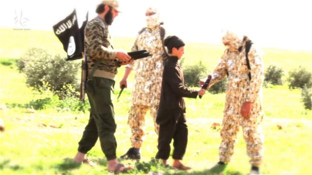 Isis: in un nuovo video è un bambino a passare i coltelli al boia per la decapitazione
