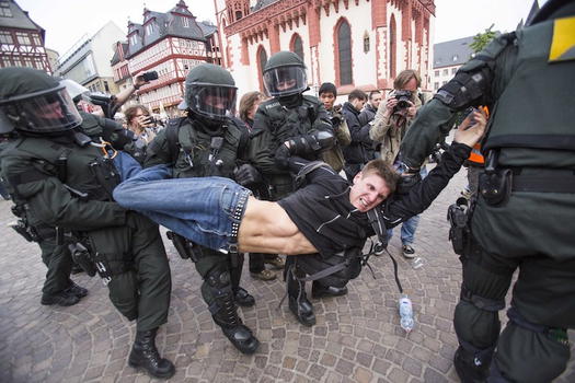 Francoforte: i manifestanti di Blockupy mettono a ferro e fuoco la città
