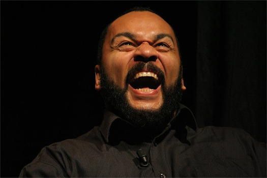 Francia: condanna per il comico Dieudonné, che scrisse “Je suis Coulibaly”
