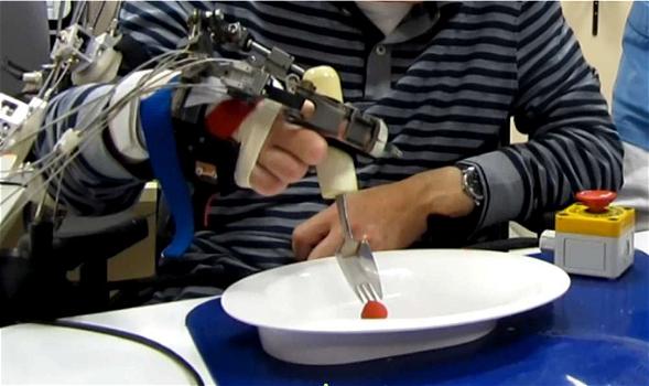 Arriva il “guanto” robotico che aiuta ad eseguire i movimenti della mano