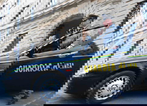 Napoli: scoperta discarica abusiva. Tanti i rifiuti speciali pericolosi