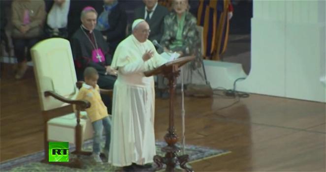 Il bambino birichino che “ruba” la poltrona a Papa Francesco