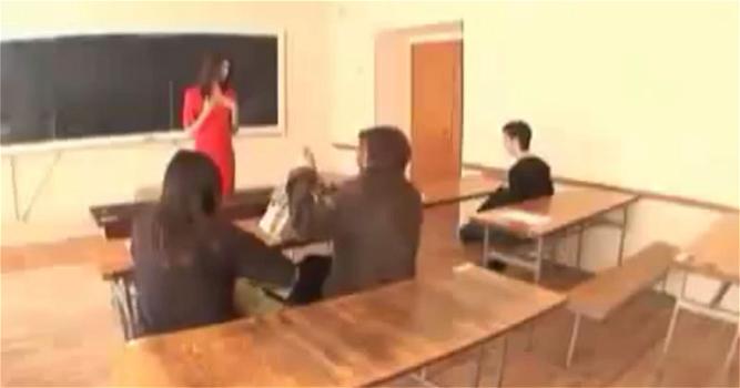 Video divertenti: la professoressa adotta un metodo davvero originale per far sì che gli alunni stiano attenti!