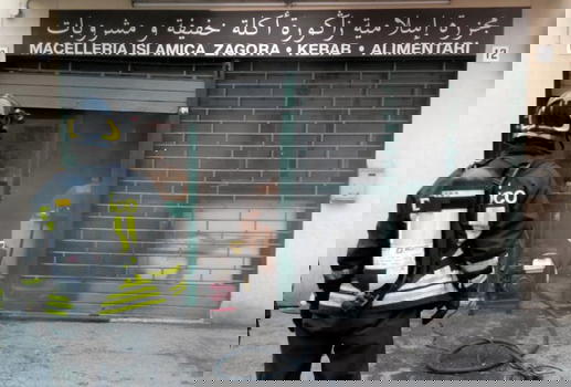 Rimini: a fuoco macelleria islamica. “Ci hanno lanciato addosso una molotov”