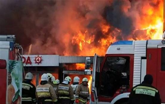 Russia, centro commerciale in fiamme: 5 morti