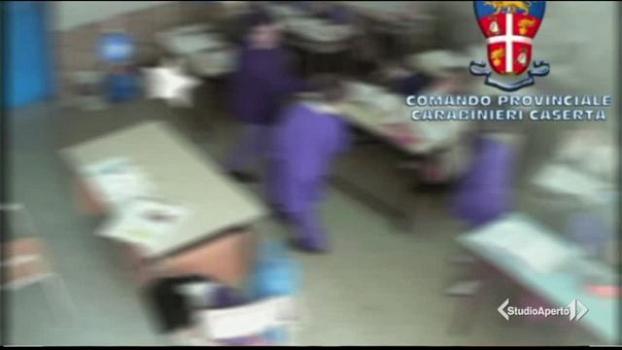Video incastra maestra d’asilo a Caserta: picchiava gli alunni