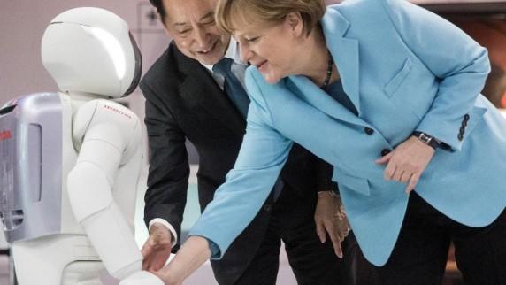 Tokyo: anche i robot rifiutano la stretta di mano della Merkel