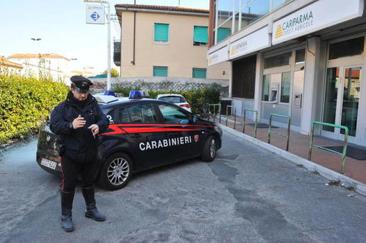 79enne minaccia la banca con una Molotov piena d’urina