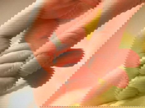 Francia: mamma partorisce 5 gemelli e li nasconde nel congelatore