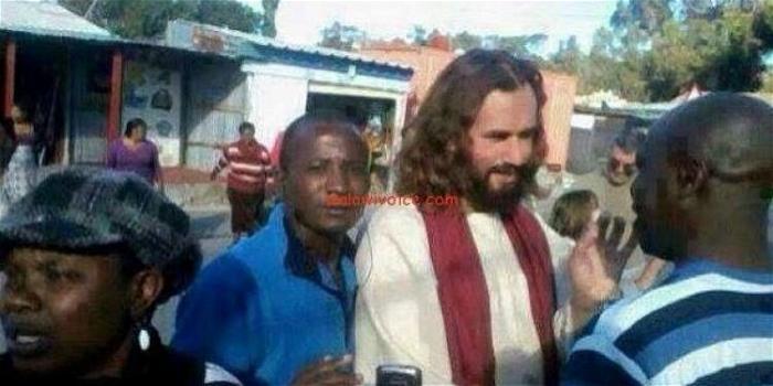Un uomo viene scambiato per Gesù tra le strade di Zambia