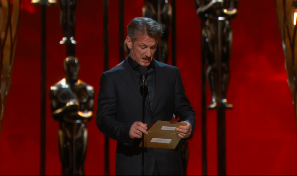 Sean Penn chiama stupido chi ha male interpretato la sua battuta scherzosa