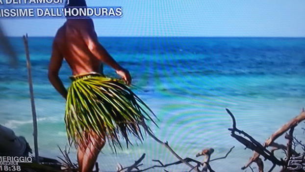 Isola dei Famosi: Rocco costretto a coprirsi. Si è ustionato le parti intime