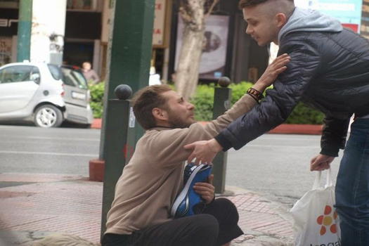 Grecia: ragazzo regala le sue scarpe ad un senzatetto. La foto fa il giro del mondo