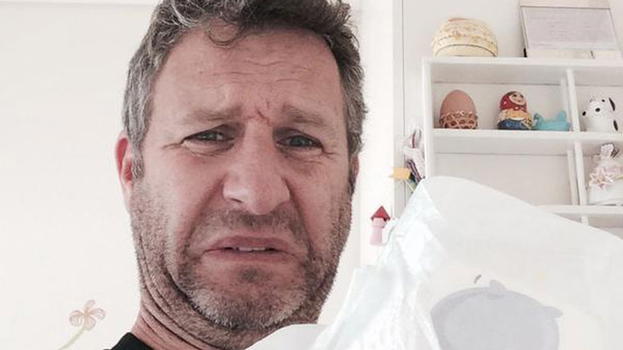 Arrivano gli smelfie, i selfie dei papà che cambiano il pannolino