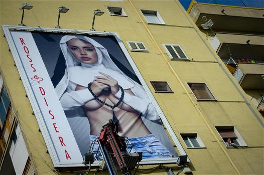 Napoli: suora sexy in un cartellone pubblicitario. E’ polemica