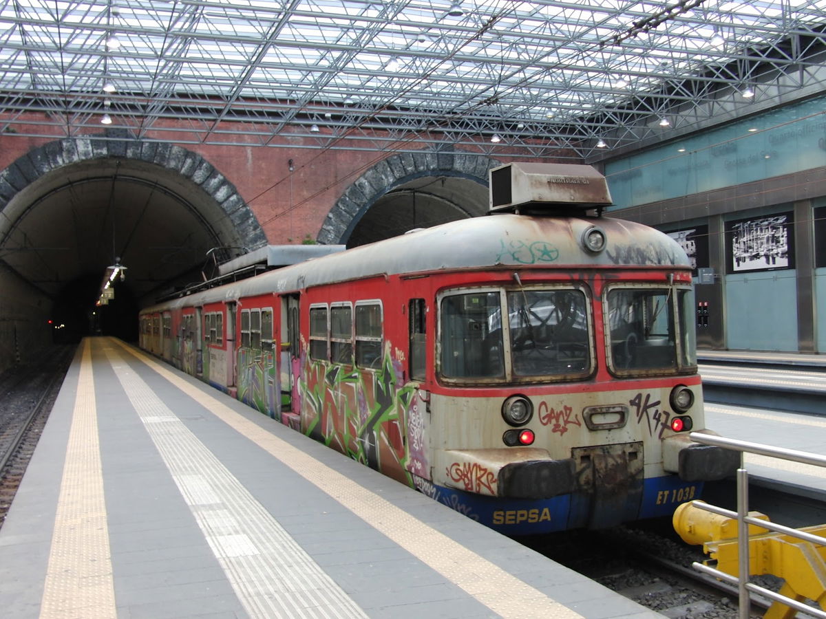 Napoli treno ritarda la partenza. Passeggero spazientito si mette alla guida Napoli treno ritarda la partenza. Passeggero spazientito si mette alla guida