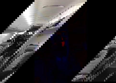 Assistente di volo allieta i passeggeri con la breakdance. Il video fa il giro del web