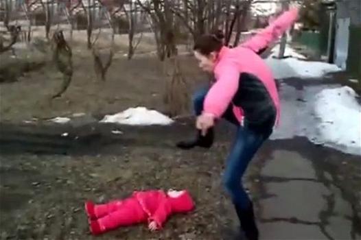 Prende a calci in faccia il figlio di 18 mesi: orribile gesto di una “mamma” russa