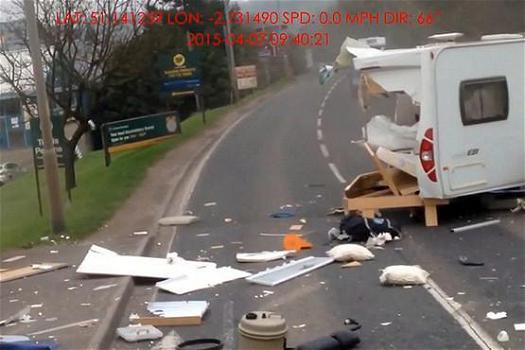 Il caravan in mille pezzi: online il video dell’incredibile incidente