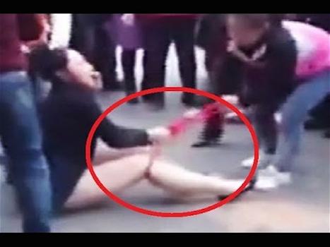 Cina: amante picchiata in strada dalle mogli inferocite. Ecco il VIDEO del pestaggio