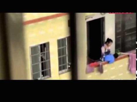 Cina: tiene il figlio per una gamba dal 17° piano. Guarda il VIDEO dell’assurda punizione