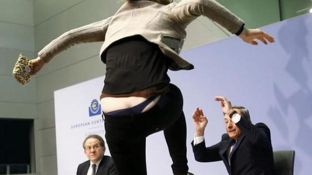 Mario Draghi terrorizzato dalla contestatrice: aggredito a colpi di… coriandoli!