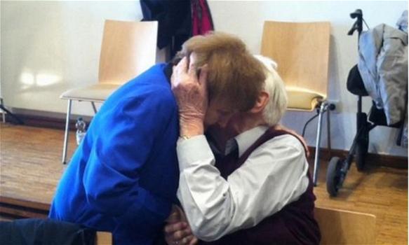 Sopravvissuta di Auschwitz perdona ex ufficiale delle SS: ecco la foto dell’abbraccio che commuove il mondo